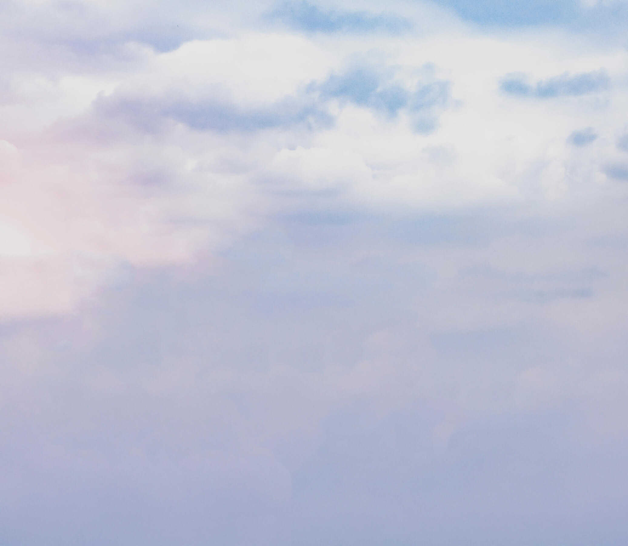 明るみ始める朝焼けの空