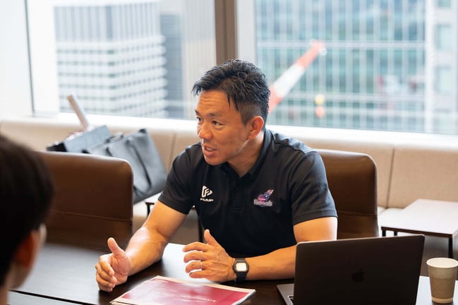 福島ファイヤーボンズの西田創社長がインタビューで語る様子