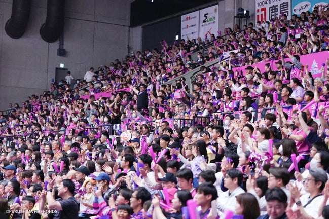 福島ファイヤーボンズの試合で声援を送る観客席