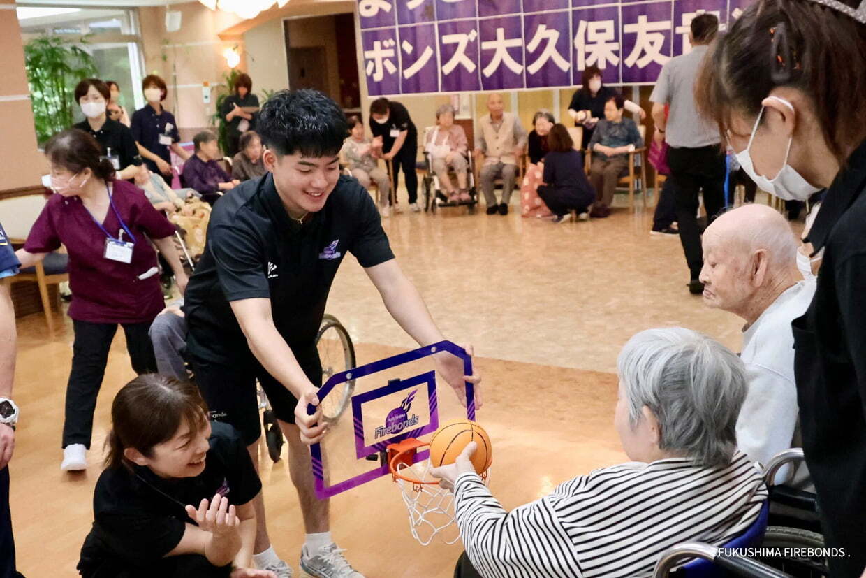 福島ファイヤーボンズの選手が地域の高齢者と交流する活動の様子