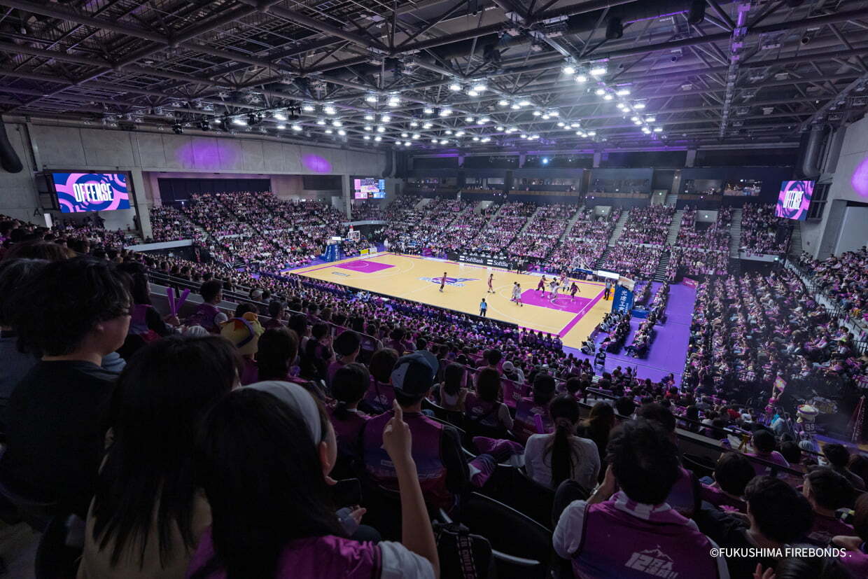 福島ファイヤーボンズの試合で観客が埋め尽くしたアリーナ全景