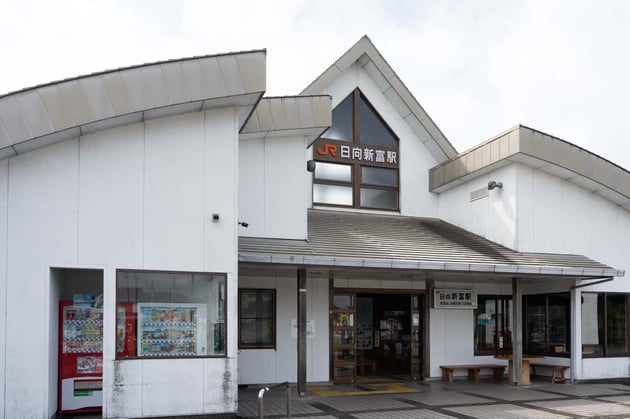 雨上がりの朝、テゲバジャーロ宮崎のホームスタジアム最寄り駅のホームと周辺の風景