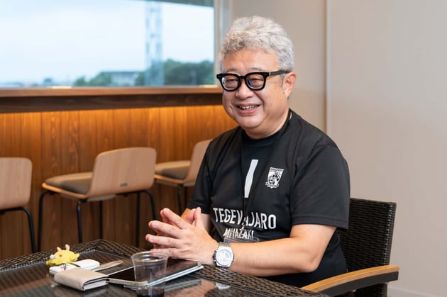 サポーター向けTシャツ姿でインタビューに答える、いちご副社長兼COOの石原実