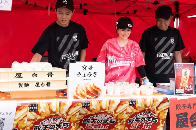スタジアムグルメの屋台で宮崎餃子を提供する様子