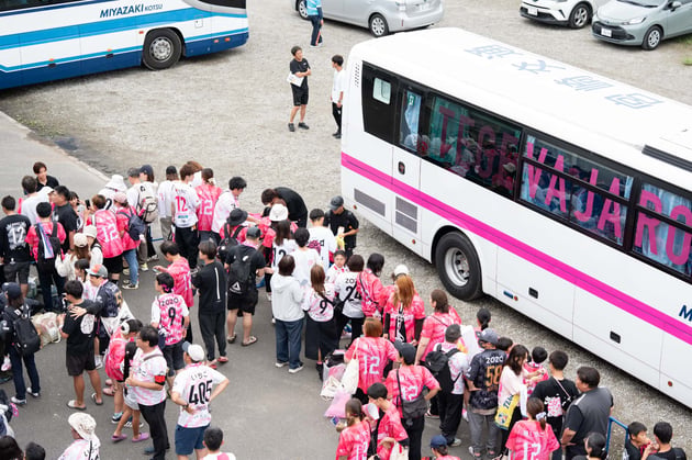 試合後、選手を乗せたバスを囲むように残るサポーターたち