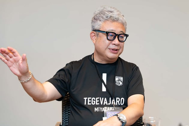 インタビューで、他地域への展開について語る石原実