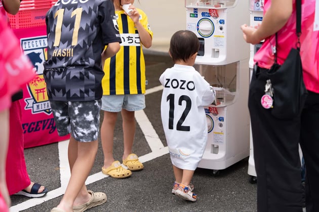 試合の日、クラブのユニフォームや旗に囲まれて過ごす子どもたち