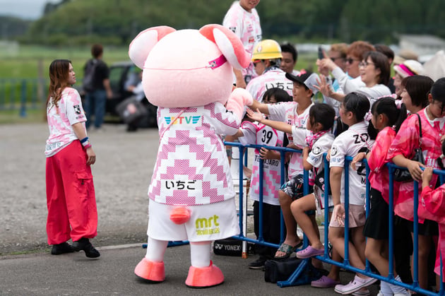 試合前、テゲバジャーロ宮崎のマスコットと触れ合う子どもたち