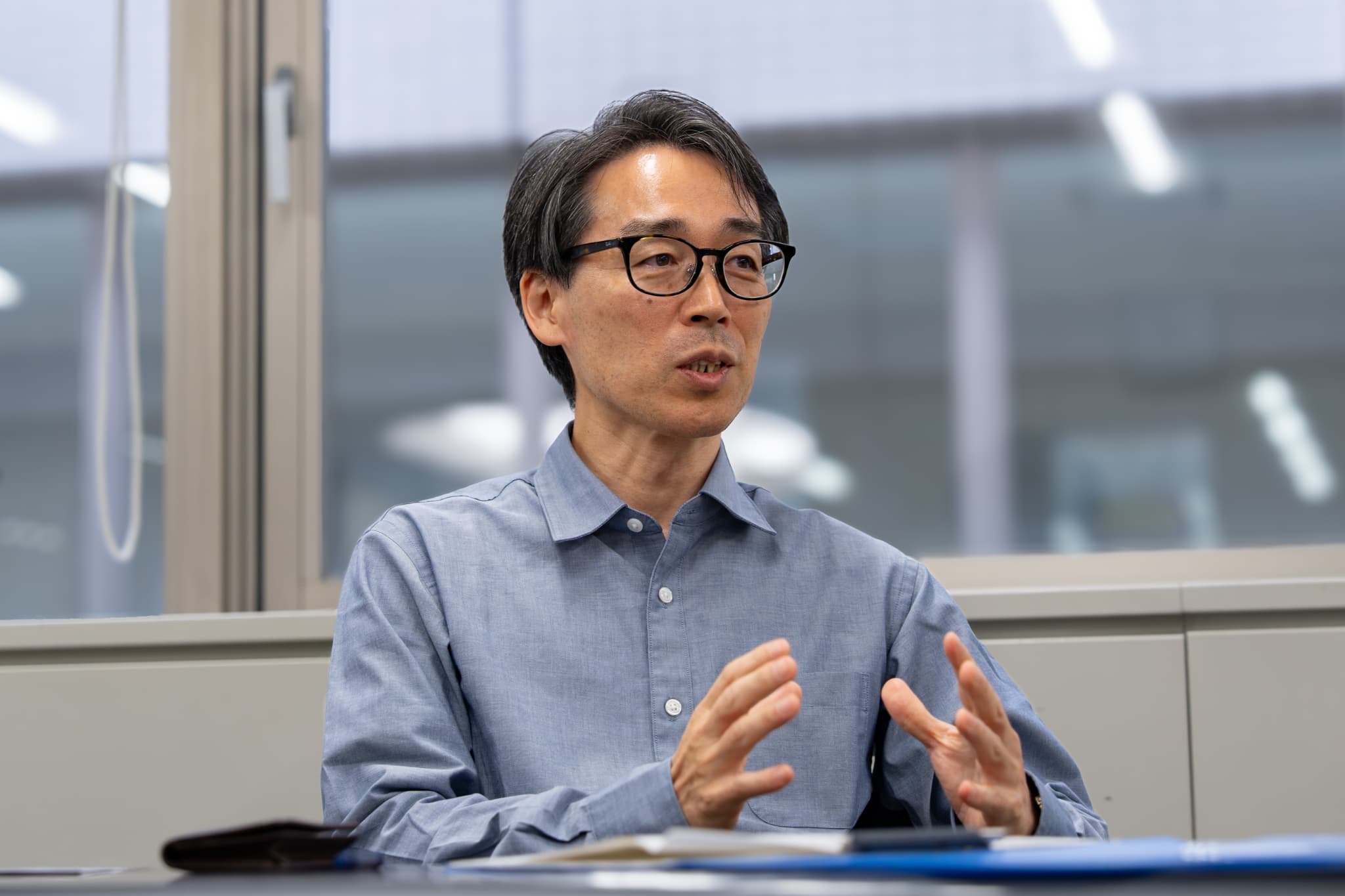 両手を動かしながら話す郡山市選ばれるまち推進課の髙橋勇介