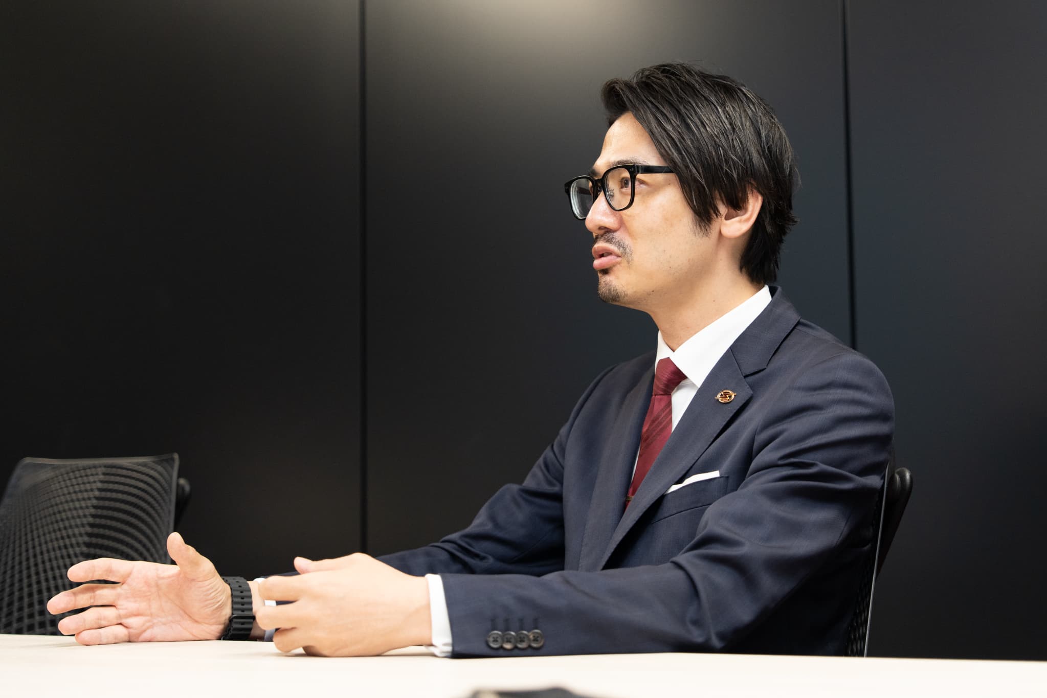 身ぶりを交えて話す、川崎ブレイブサンダースの川崎渉社長の横顔