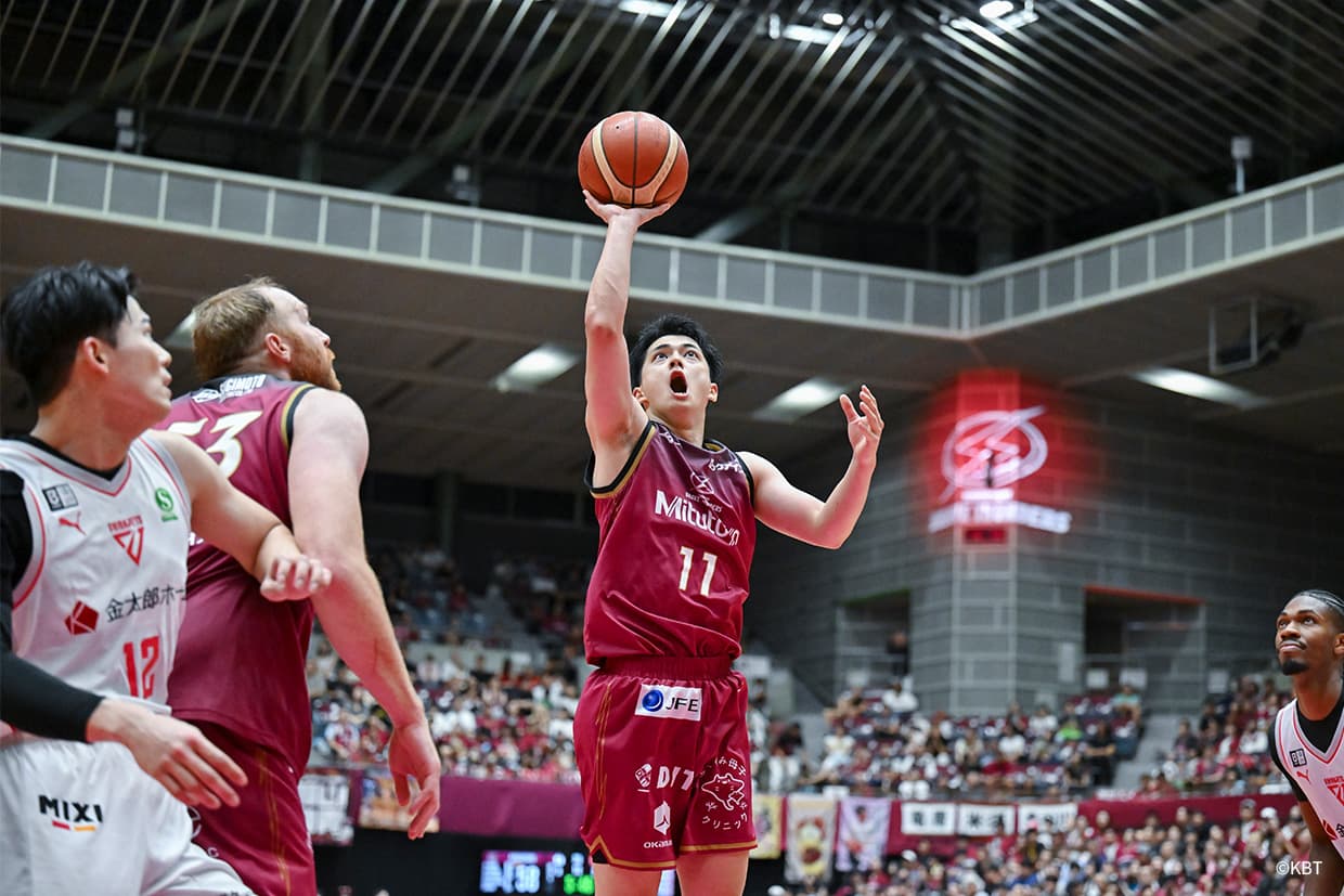 試合中、ゴールに向かって跳び上がり、片手でシュートを放つ川崎ブレイブサンダースの選手
