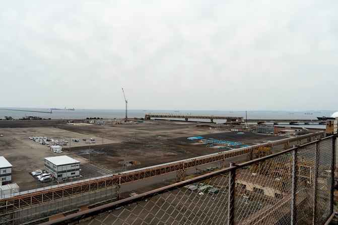扇島の先導エリアで建設が進む液化水素貯蔵タンク