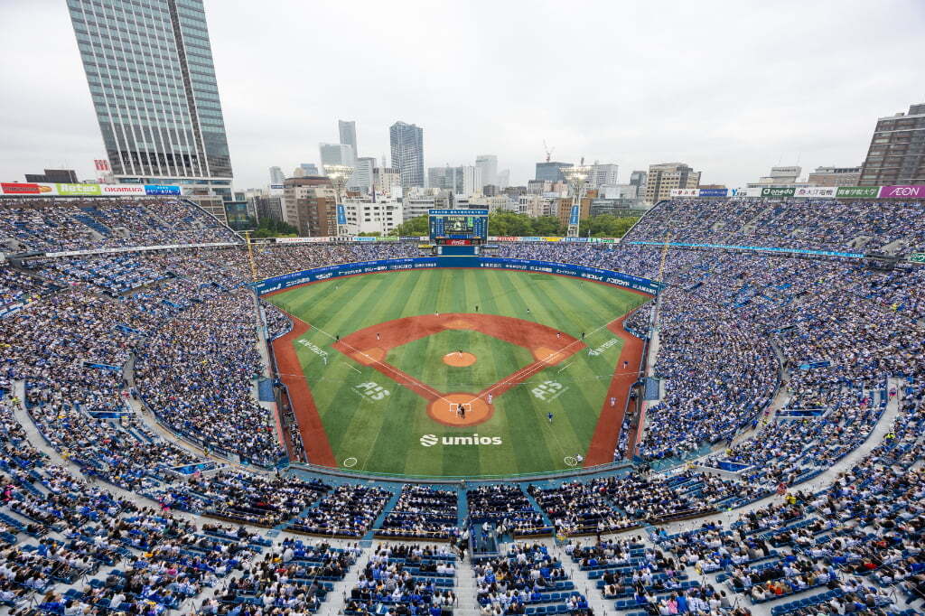観客で埋まった横浜スタジアムを上段スタンドから見下ろした全景