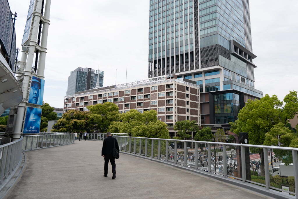 歩行者デッキから見た、旧横浜市庁舎行政棟を活用したホテルとBASEGATE横浜関内の高層棟